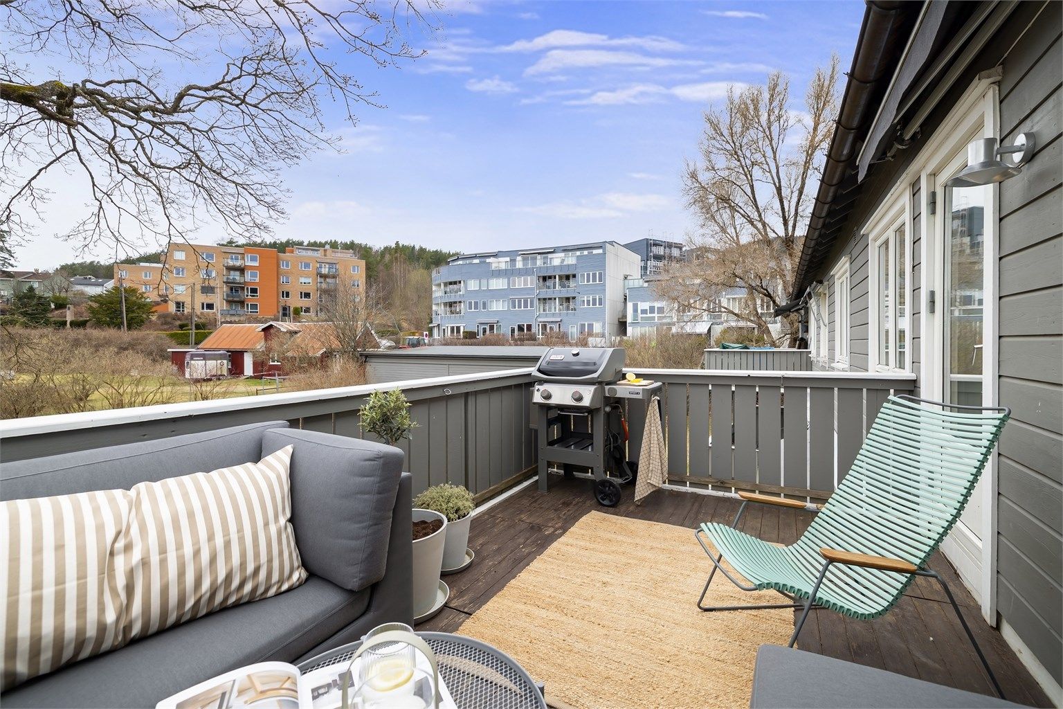 Solskjerming i form av markise er montert og gjør uteplassen (og stuen) sval på de mest solfylte dagene