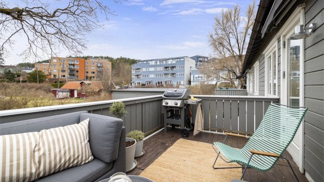 Solskjerming i form av markise er montert og gjør uteplassen (og stuen) sval på de mest solfylte dagene