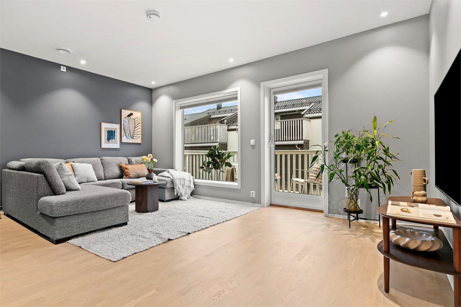 Stue med utgang til balkong. 