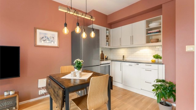 Leiligheten har en arealeffektiv planløsning med åpen forbindelse mellom stue og kjøkken.
Foto: Zovenfra.no