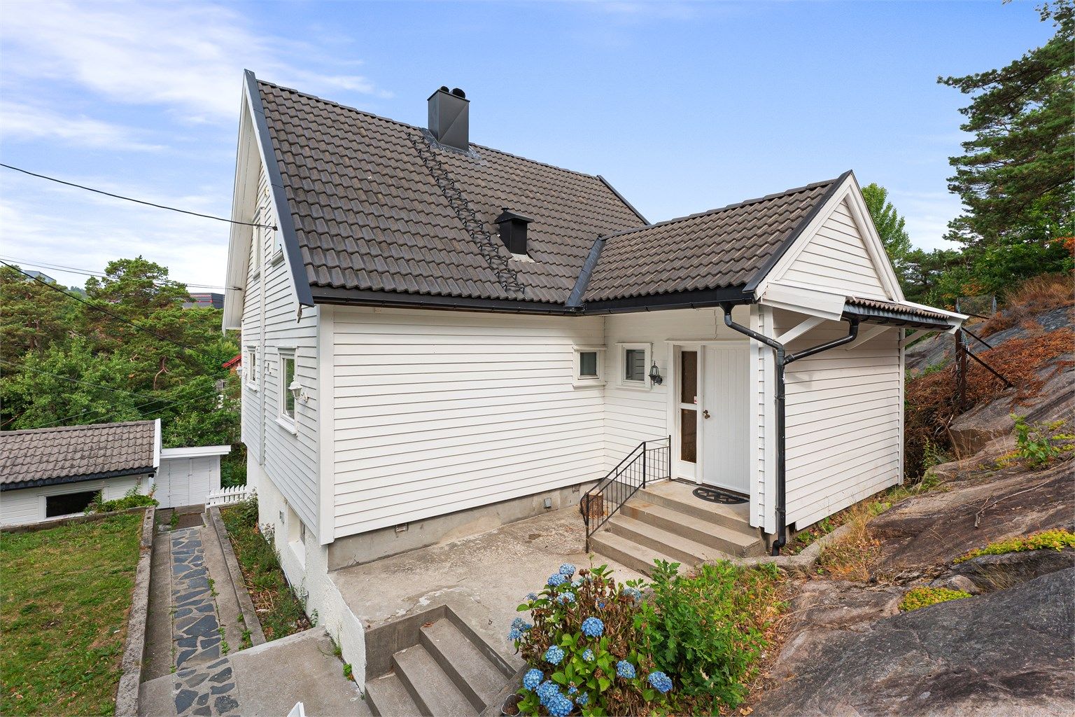 En praktisk og opparbeidet tomt med flere utesoner og grøntarealer.
