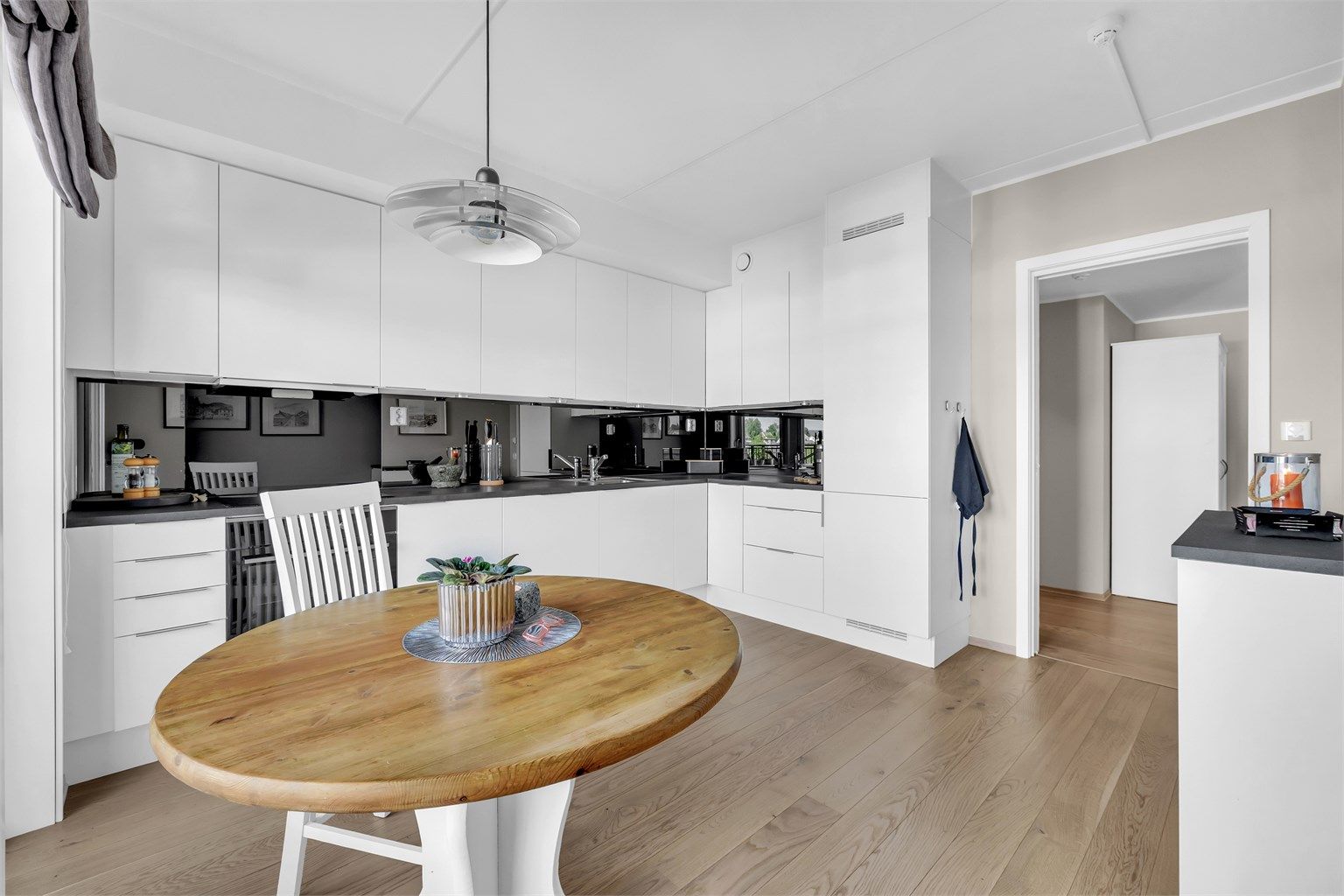 Fra entreen er det direkte tilgang til et stort, separat kjøkken via en skyvedør
