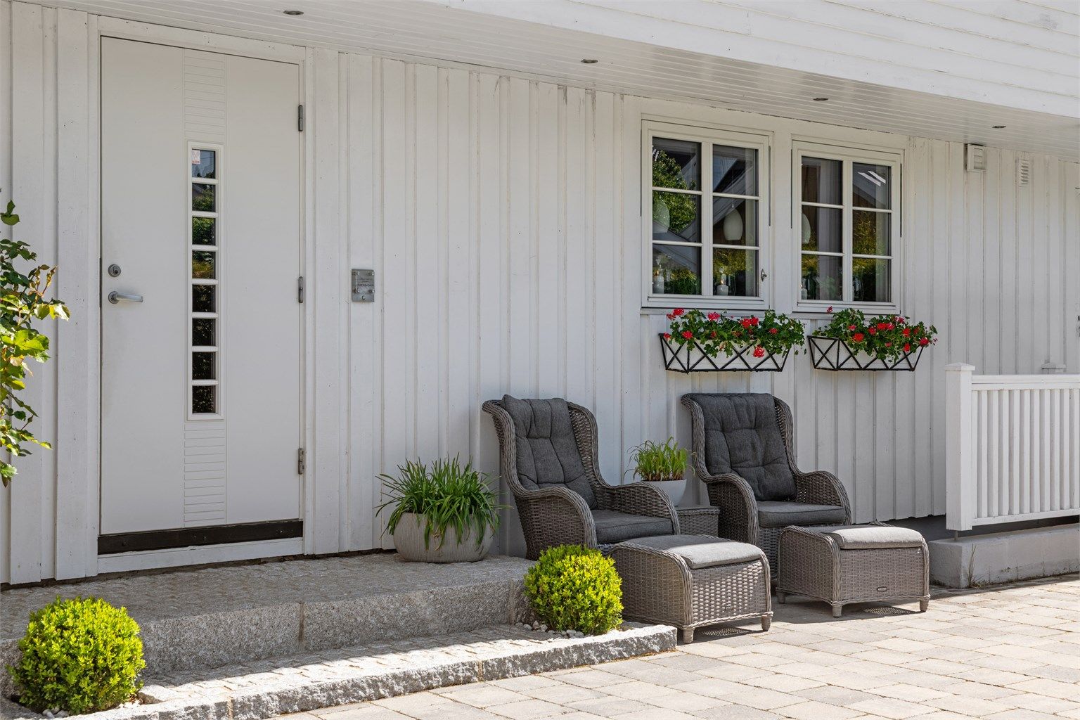 Inngangspartiet er delvis overbygget og har fin belysning. 