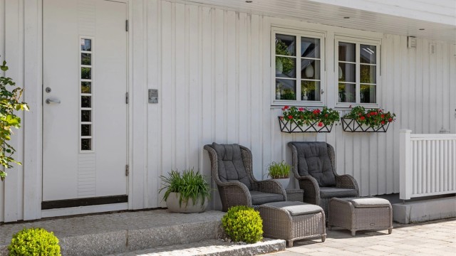 Inngangspartiet er delvis overbygget og har fin belysning.