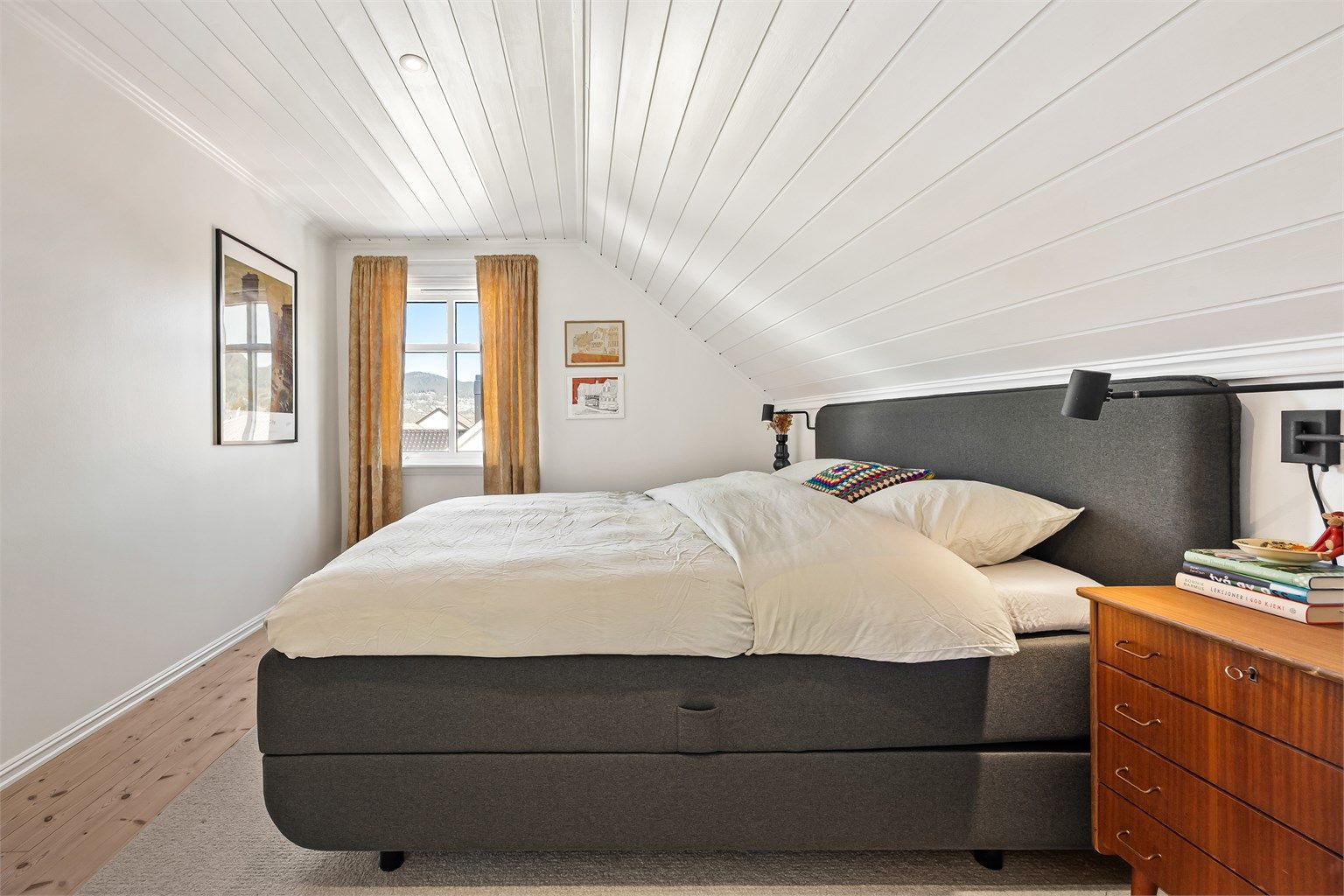 Vinduet på dette soverommet har karm og ramme av plast, skiftet i 2018.