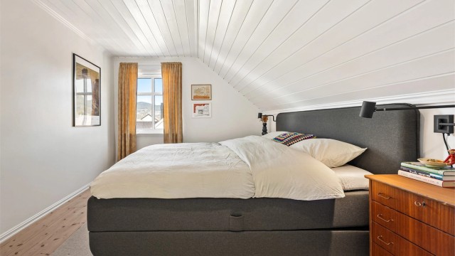 Vinduet på dette soverommet har karm og ramme av plast, skiftet i 2018.