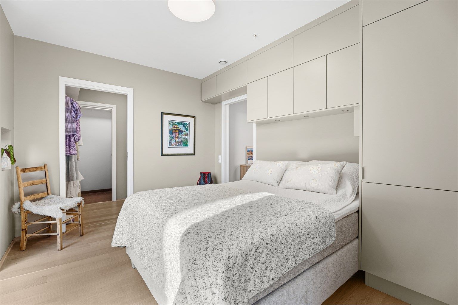 Fra soverommet er det inngang til walk-in garderobe og separat vaskerom. 