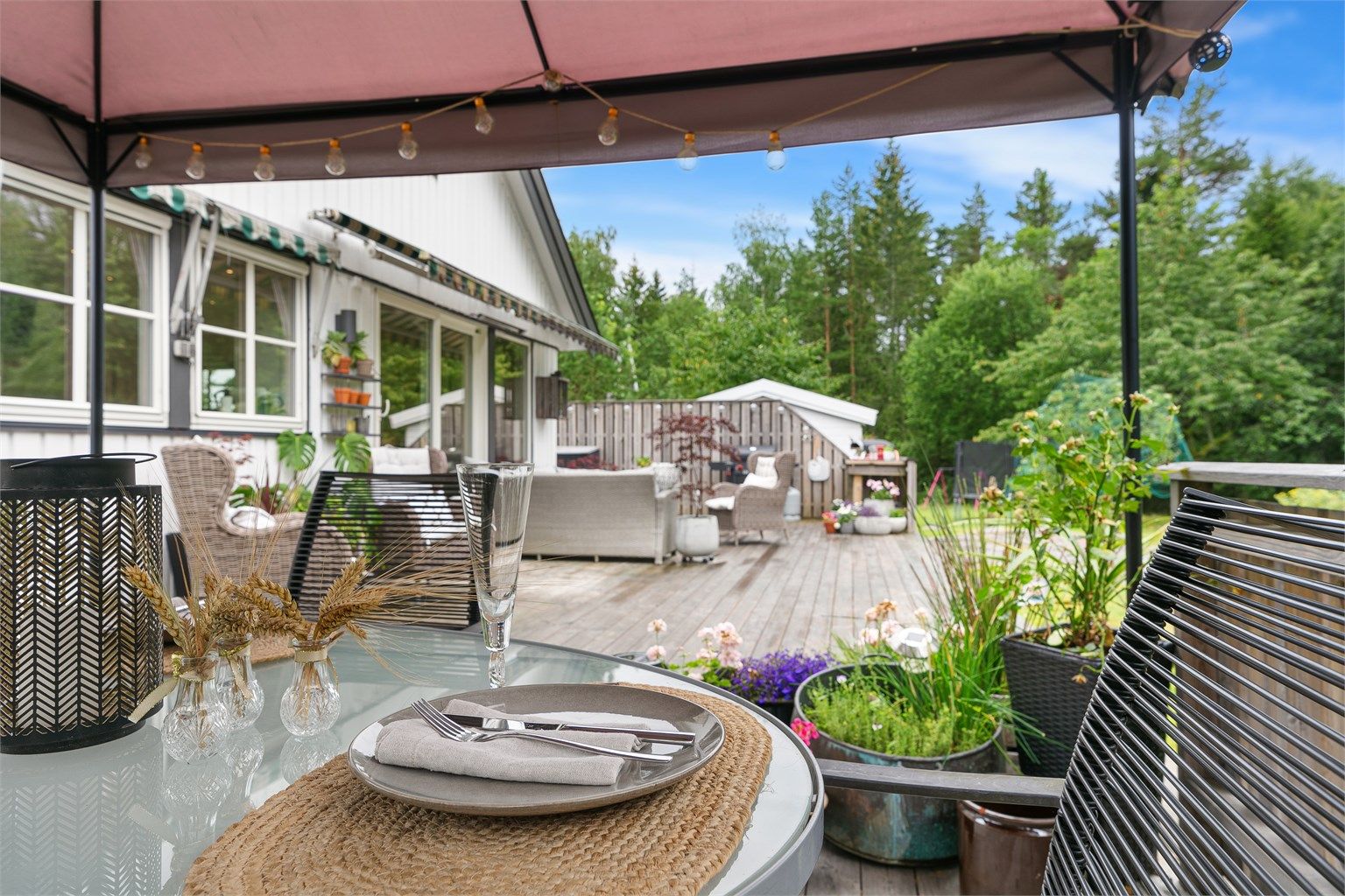 Skjermet og grønt, perfekt for rolige stunder ute.