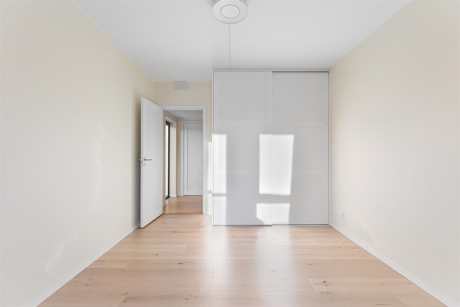 Soverom 3 med utgang til terrasse og integrerte garderobeløsninger