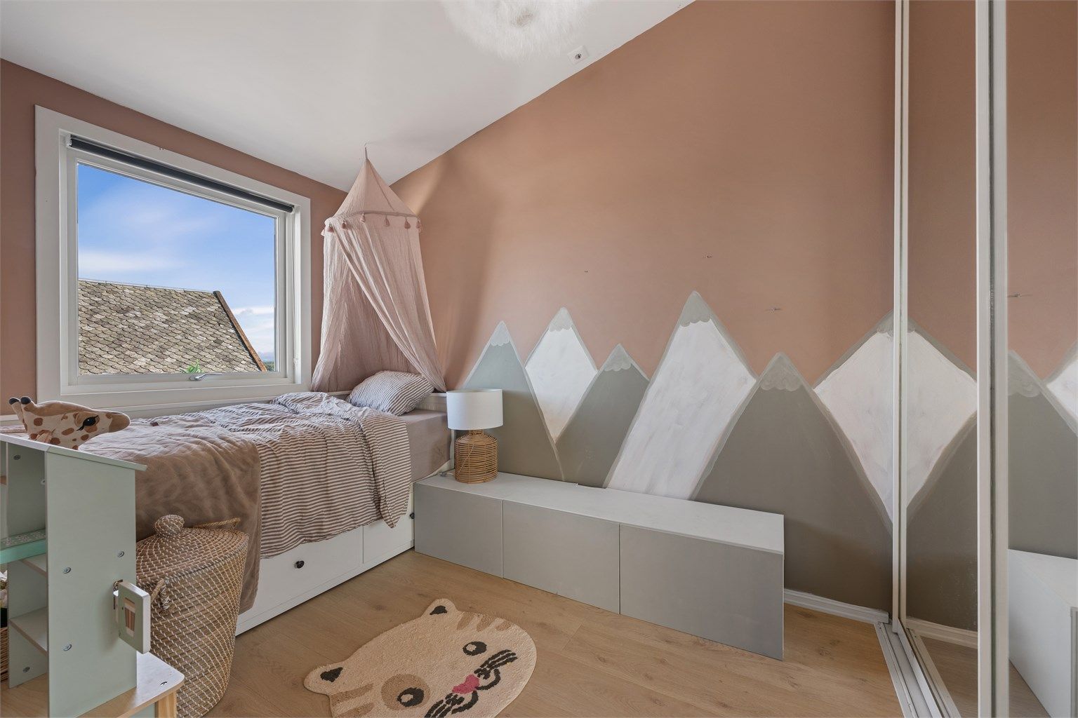 Soverom I med skyvedørsgarderobe med speilfronter. 