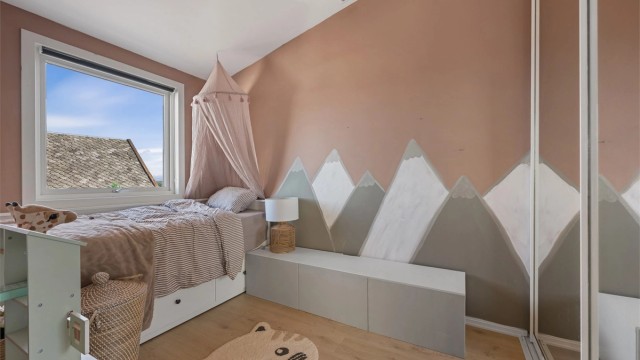 Soverom I med skyvedørsgarderobe med speilfronter.
