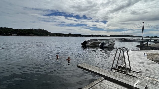 Fra hytteveggen er det kort vei til sjøen og et forfriskende morgen- eller kveldsbad.