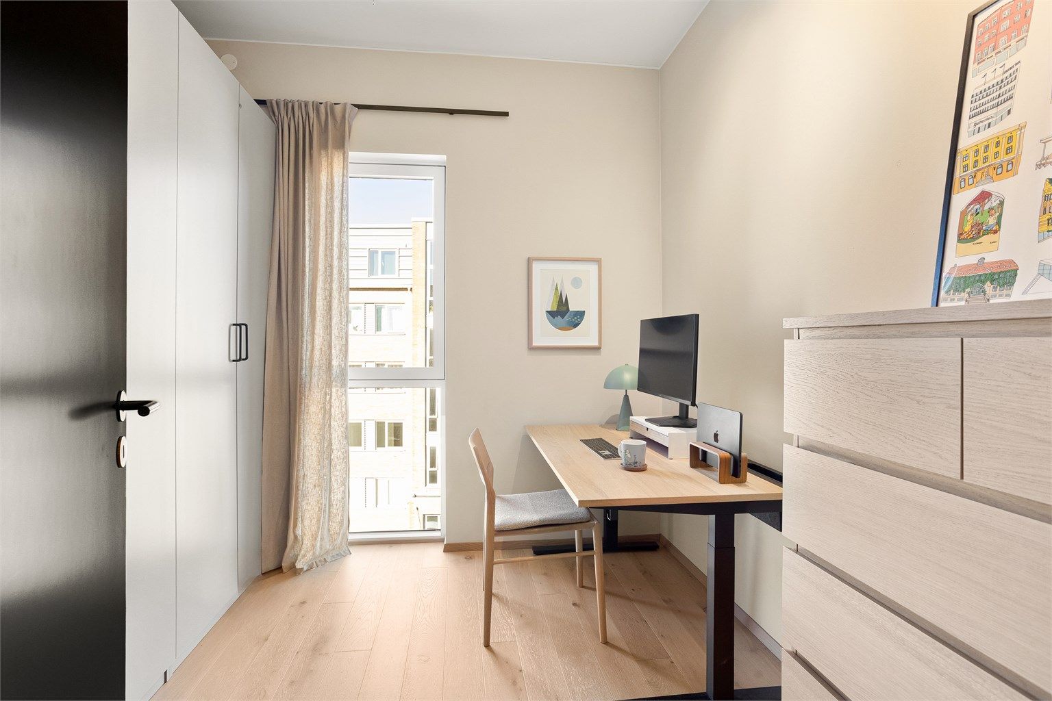 Soverom 3 brukes i dag som kontor, men egner seg like godt som gjesterom.