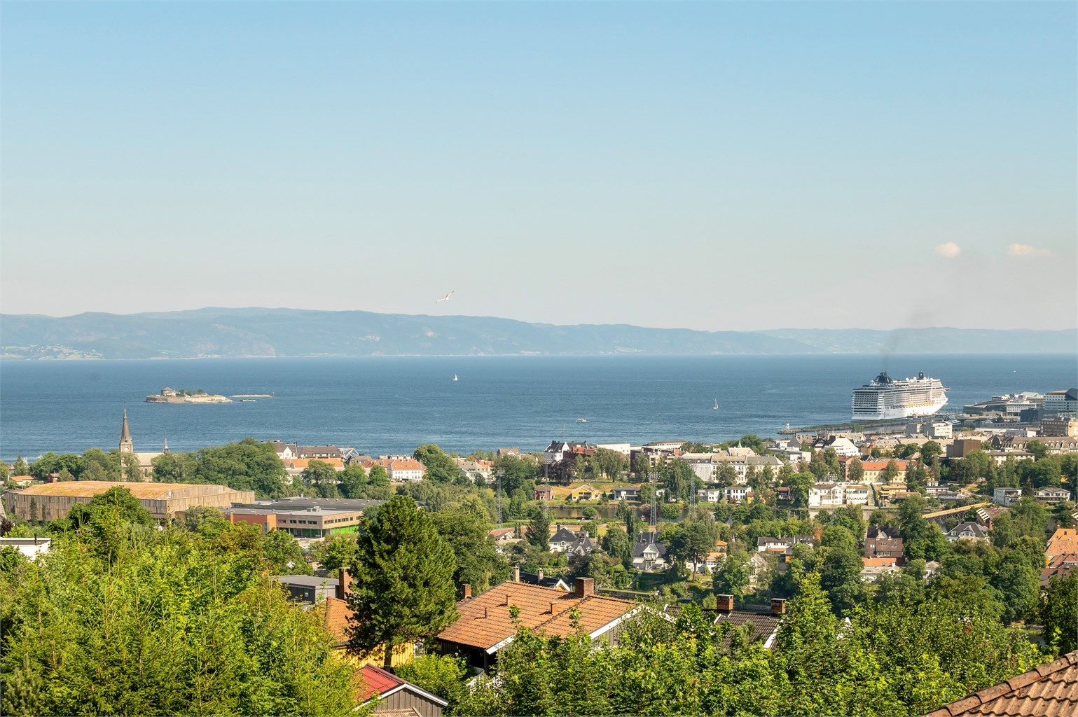 Her kan man i følge selger nyte sola fra morgen til ca. 21:30 midtsommers og en nydelig utsikt fra Ila til Tyholttårnet. 