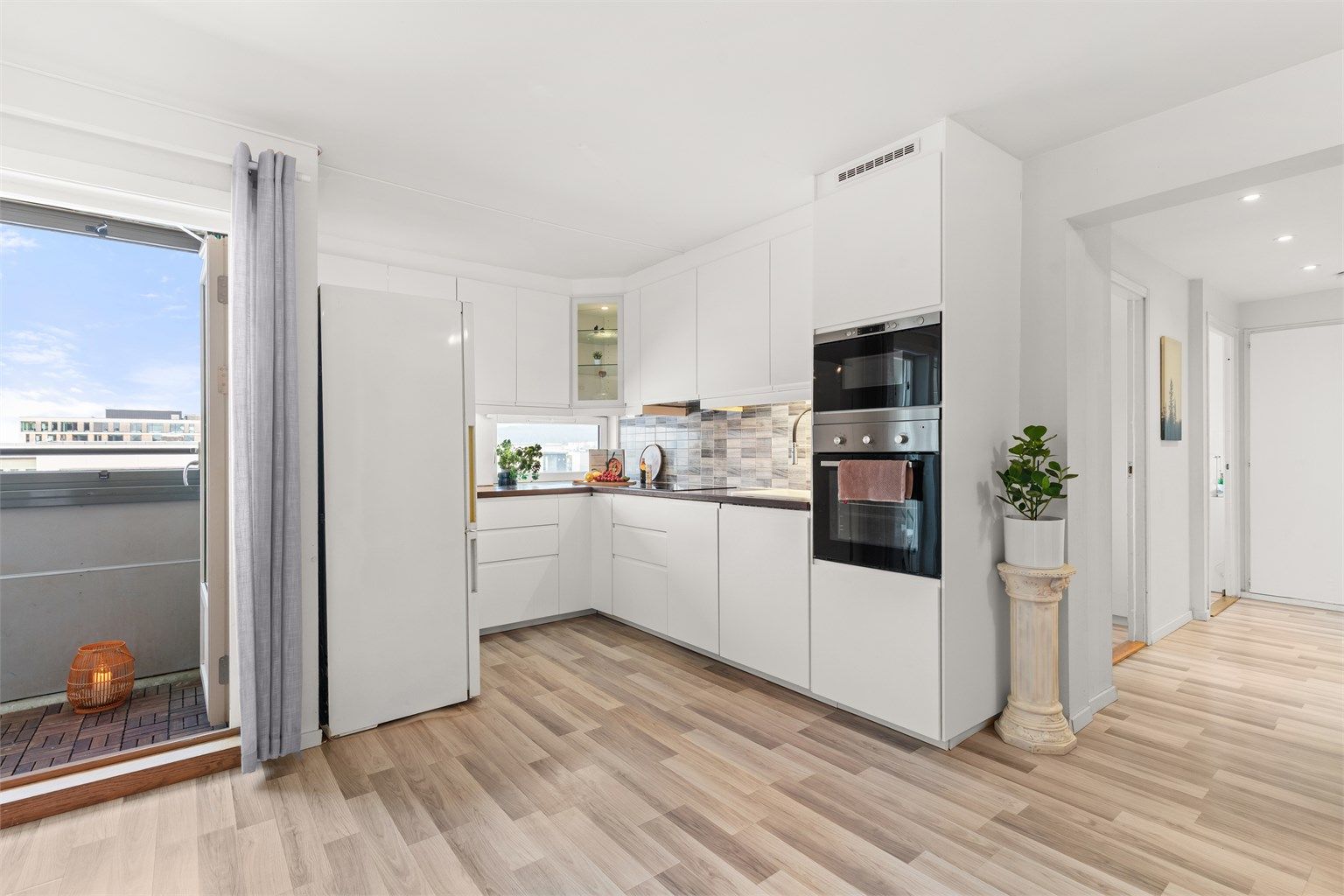 En lys, luftig og innholdsrik 3-roms med innglasset balkong, god planløsning og sentral beliggenhet på Furuset. 