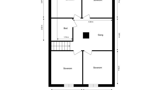 Loftsetasjen rommer fire soverom, en bod og en gang, og utnytter arealet effektivt.
