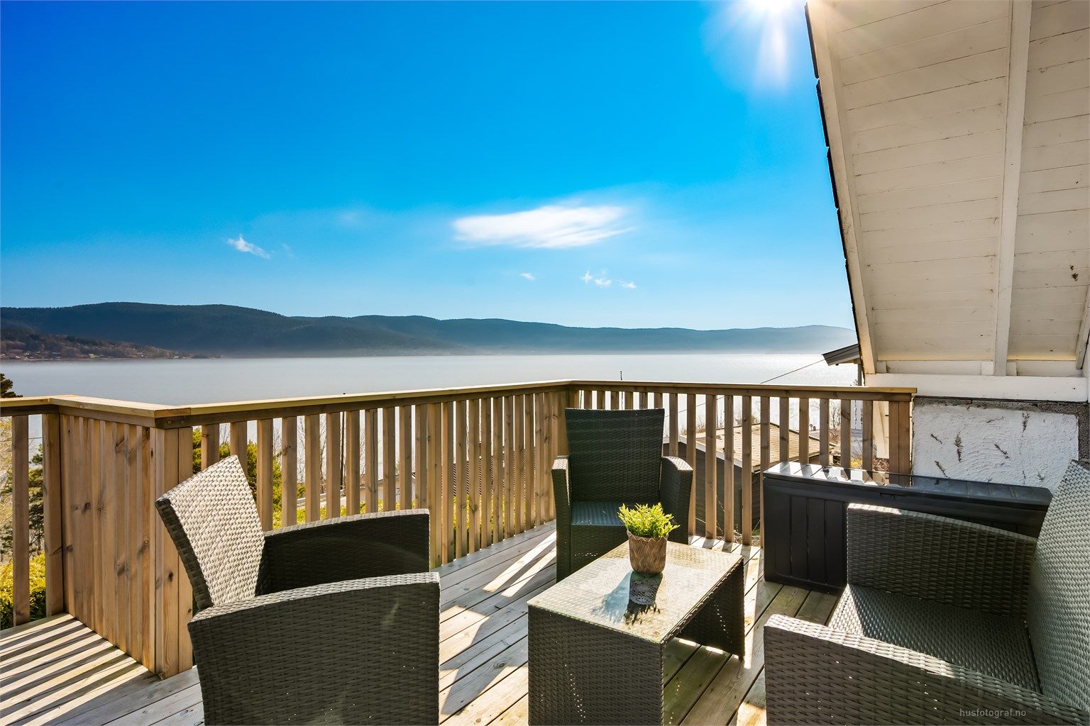 En velholdt og innholdsrik enebolig med fjordnær beliggenhet og idylliske omgivelser. 
Foto: Haiman Askari