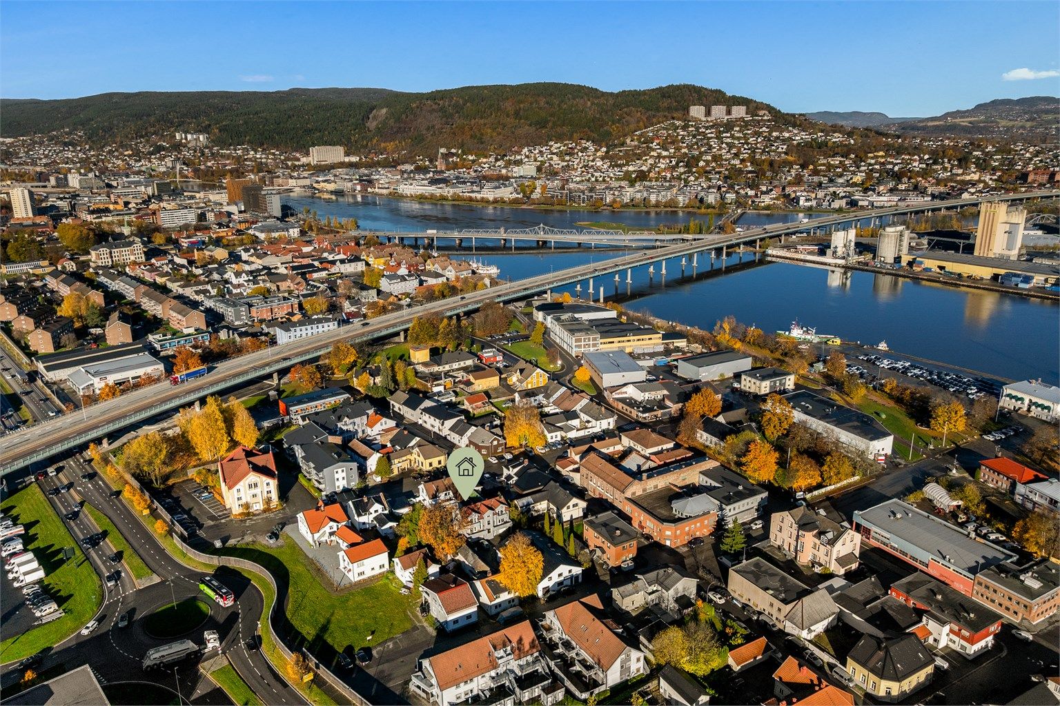 Attraktivt og sentralt beliggende på Strømsø med kort vei til det meste.
