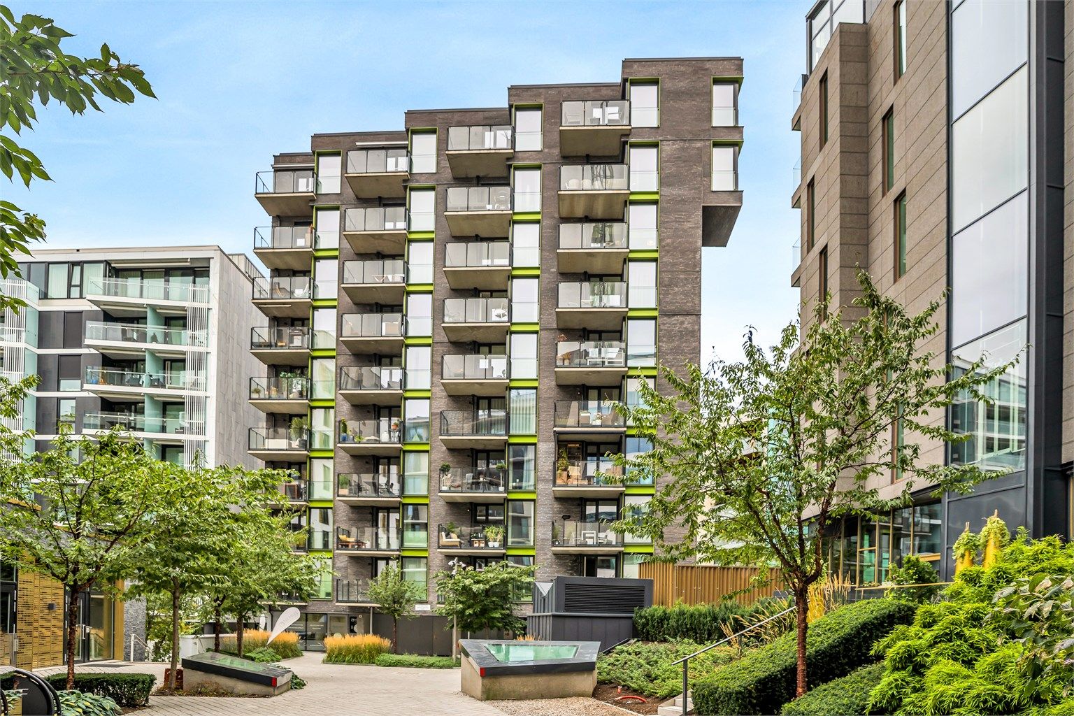 Fasade med inngangspartiet. 