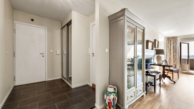 Leiligheten har dørcallinganlegg med åpnerfunksjon. Plassbygget skyvedørsgarderobe med speilfronter i entré fra 2017.