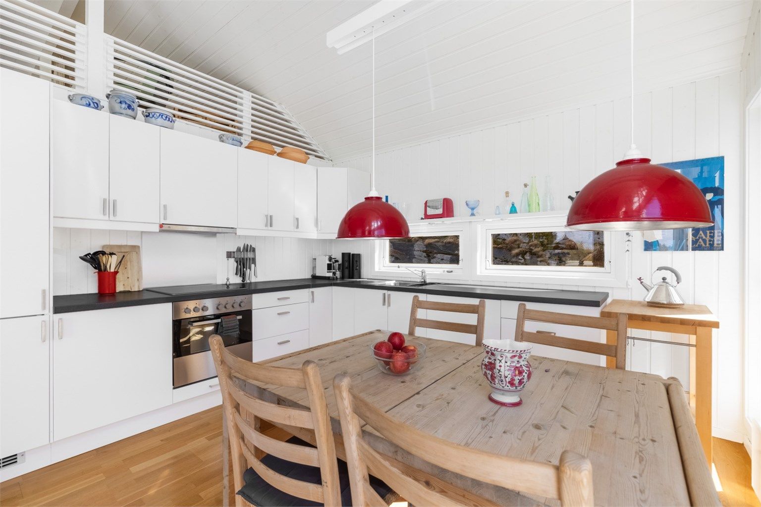 Kjøkkenet er innredet med integrerte hvitevarer og har rikelig med skap- og benkeplass å boltre seg på. 