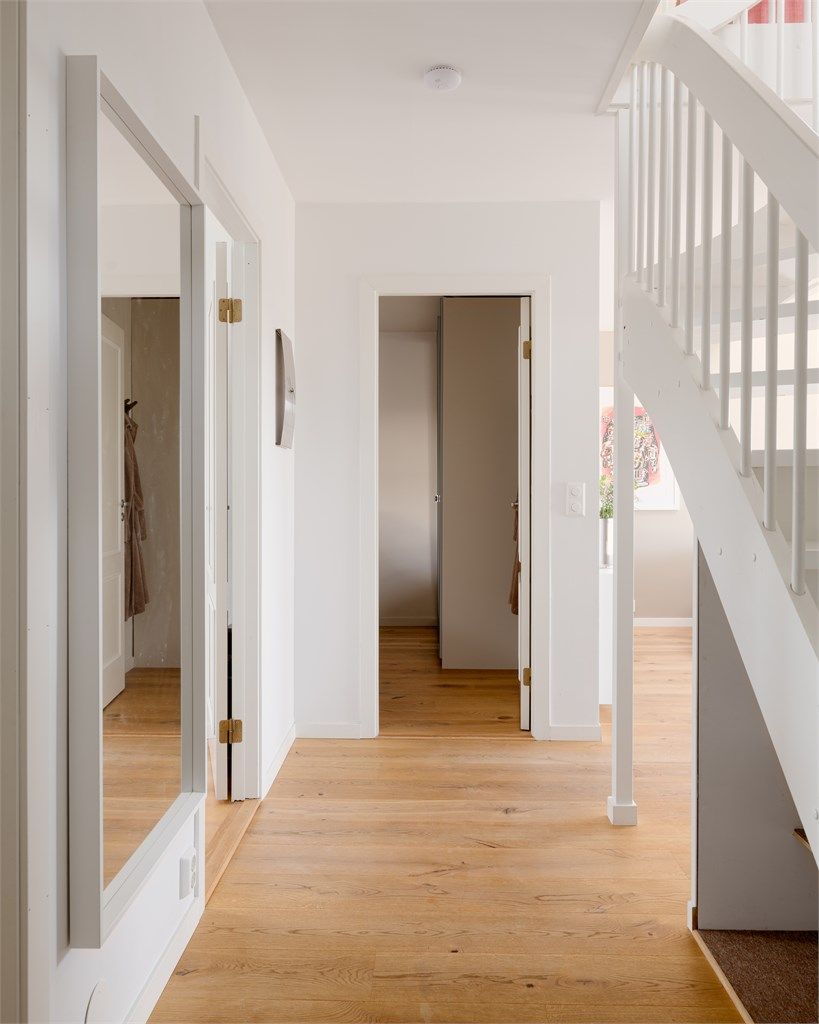 Velkommen inn! Leilighetens entré er lys og innbydende og gir et godt førsteinntrykk av boligen. 