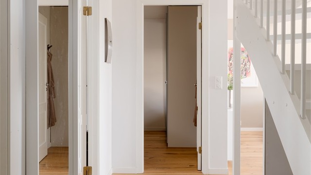 Velkommen inn! Leilighetens entré er lys og innbydende og gir et godt førsteinntrykk av boligen.