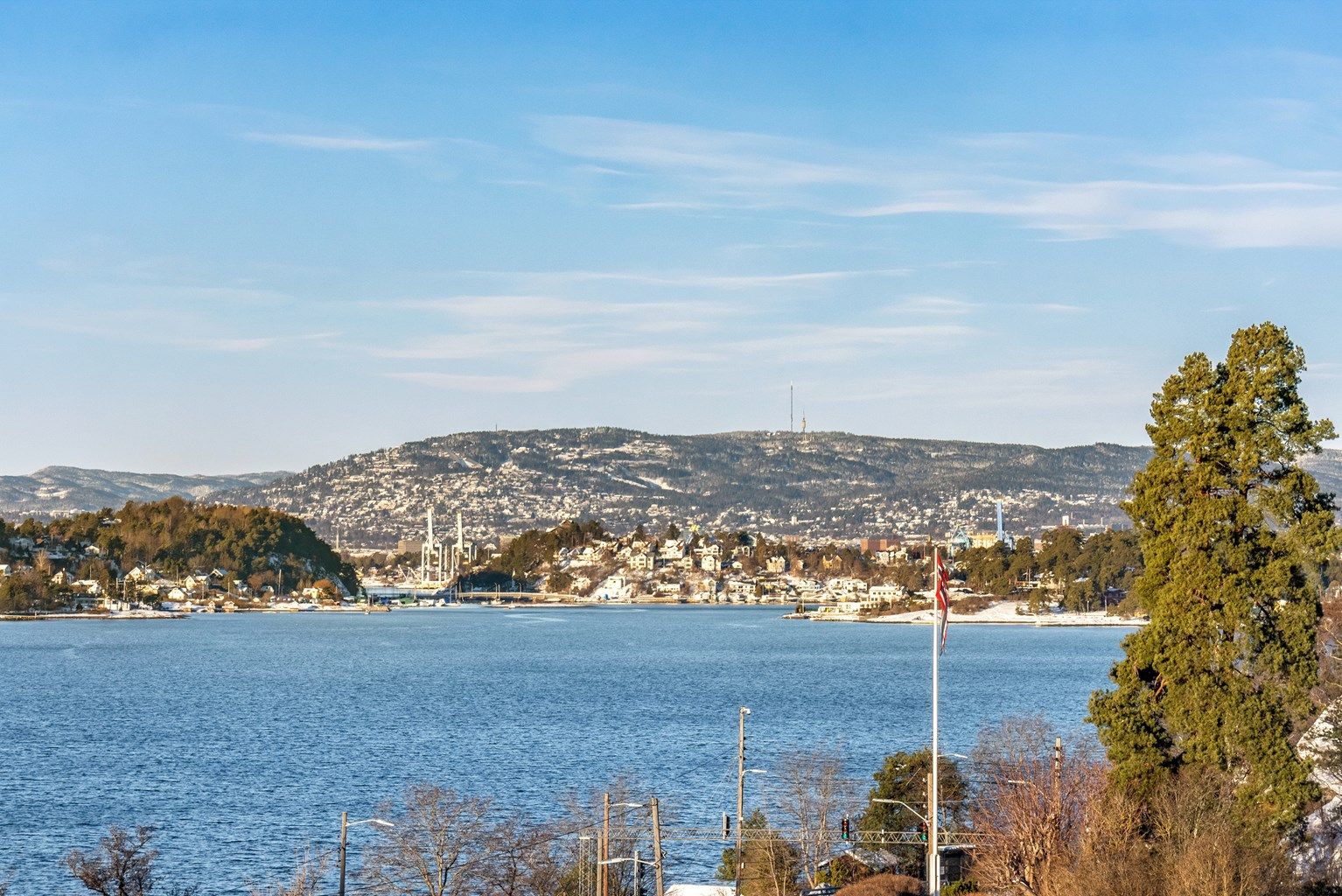 Ljan Terrasse 8 har en nydelig beliggenhet i naturskjønne og barnevennlige omgivelser på idylliske Ljan i Oslo. Fra eiendommen er det utsikt ned mot fjorden, mot Kolsåstoppen og Holmenkollen. Solforholdene er meget gode. 