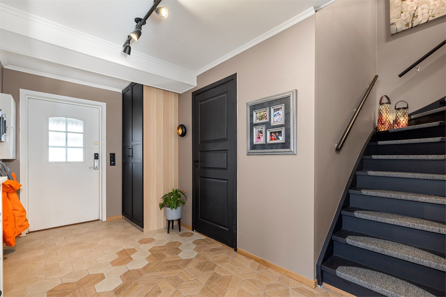 Velkommen inn til en romslig entré med god plass til å ta imot gjester og henge fra seg yttertøy.