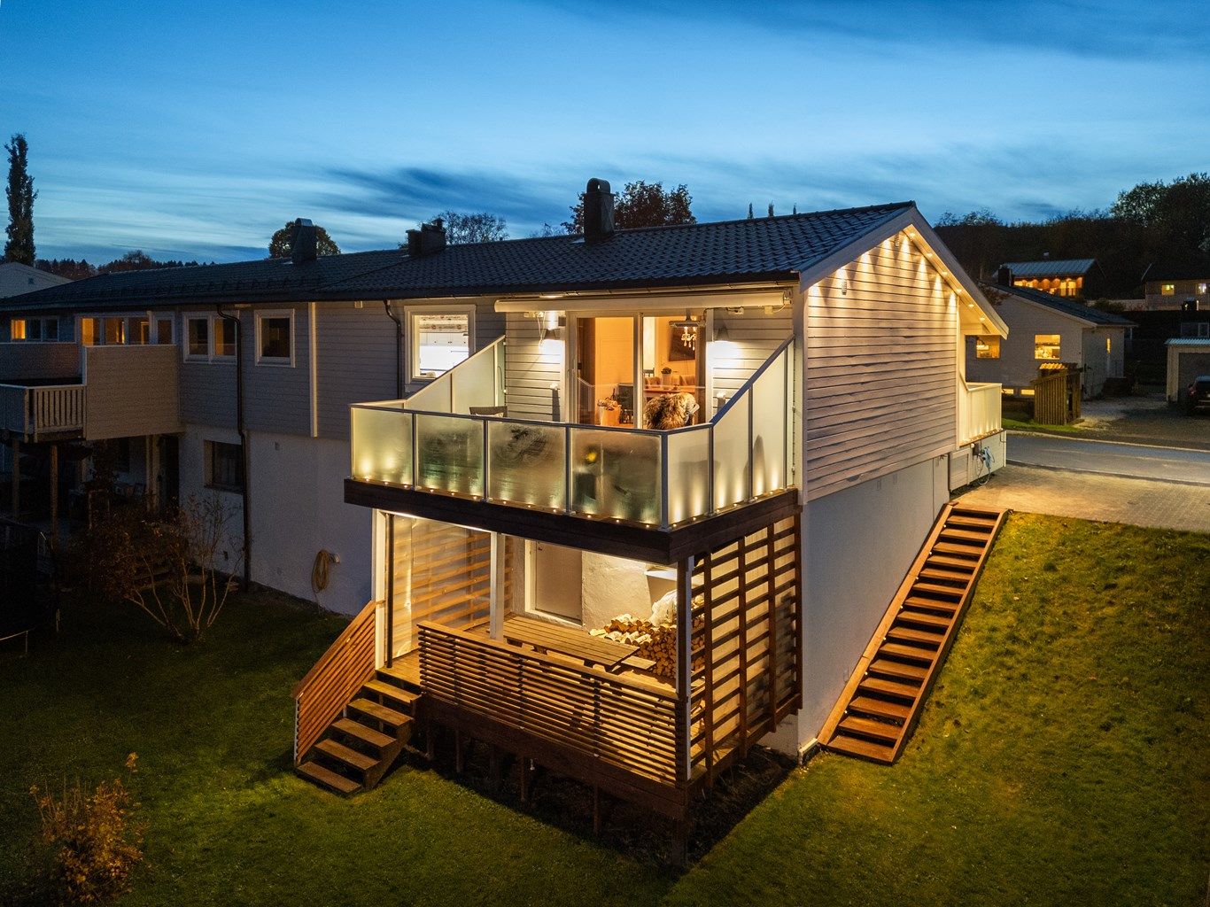 Velholdt del av tomannsbolig med utsikt og svært gode solforhold. 