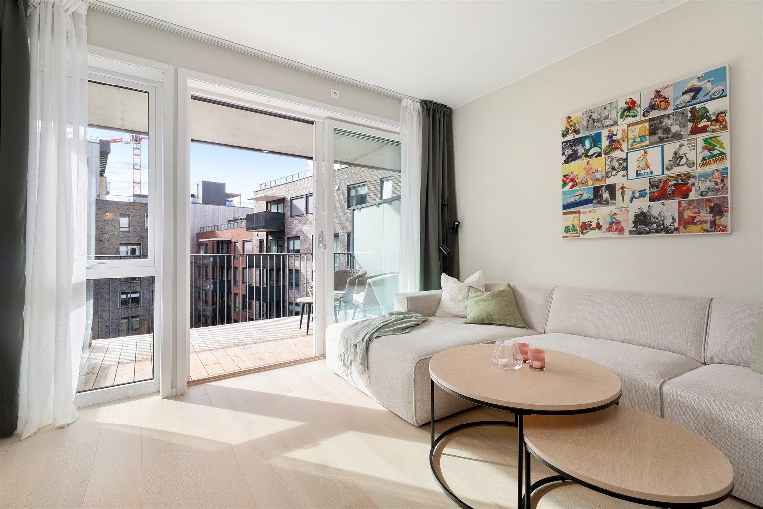 Lys stue med åpen kjøkkenløsning og store vindusflater. I kombinasjon med den rause takhøyden, gir dette en svært god romfølelse