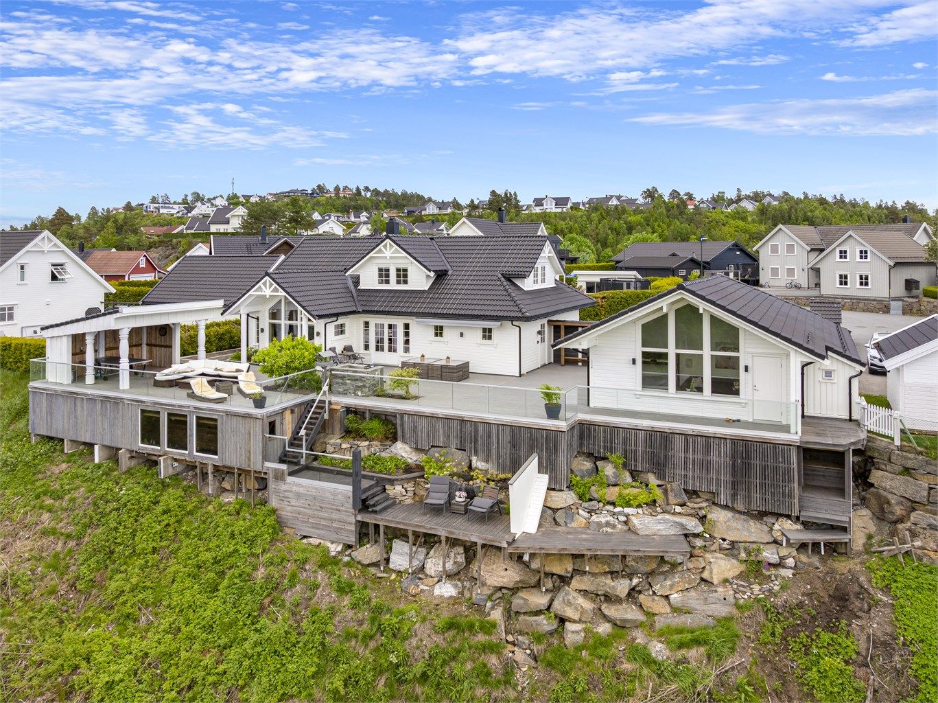 Eiendommen har en stor terrasse på 190 m² med flere soner, utestue og en fri, usjenert utsikt mot naturen og heiene i området.

Foto: Hallvard Rimereit