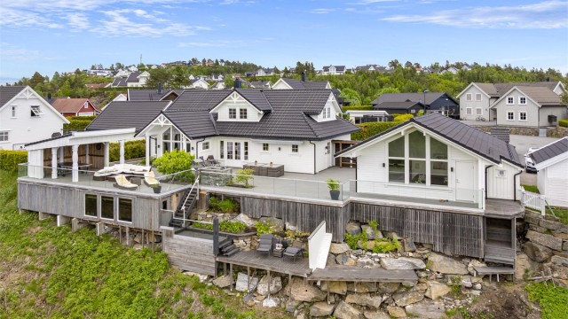 Eiendommen har en stor terrasse på 190 m² med flere soner, utestue og en fri, usjenert utsikt mot naturen og heiene i området.
Foto: Hallvard Rimereit