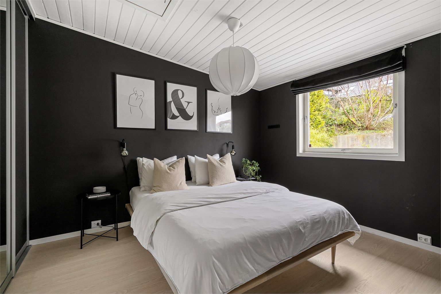 Soverommet er av meget god størrelse og har plass til stor seng, nattbord og har skyvedørsgarderobe med god lagringsplass. 