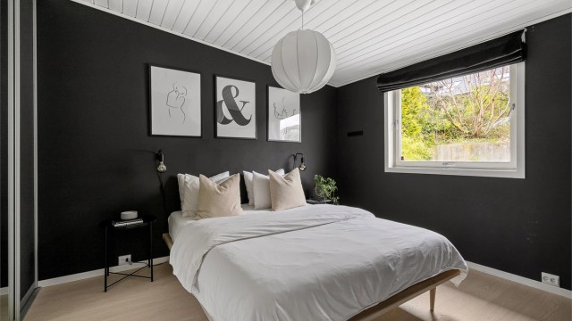 Soverommet er av meget god størrelse og har plass til stor seng, nattbord og har skyvedørsgarderobe med god lagringsplass.