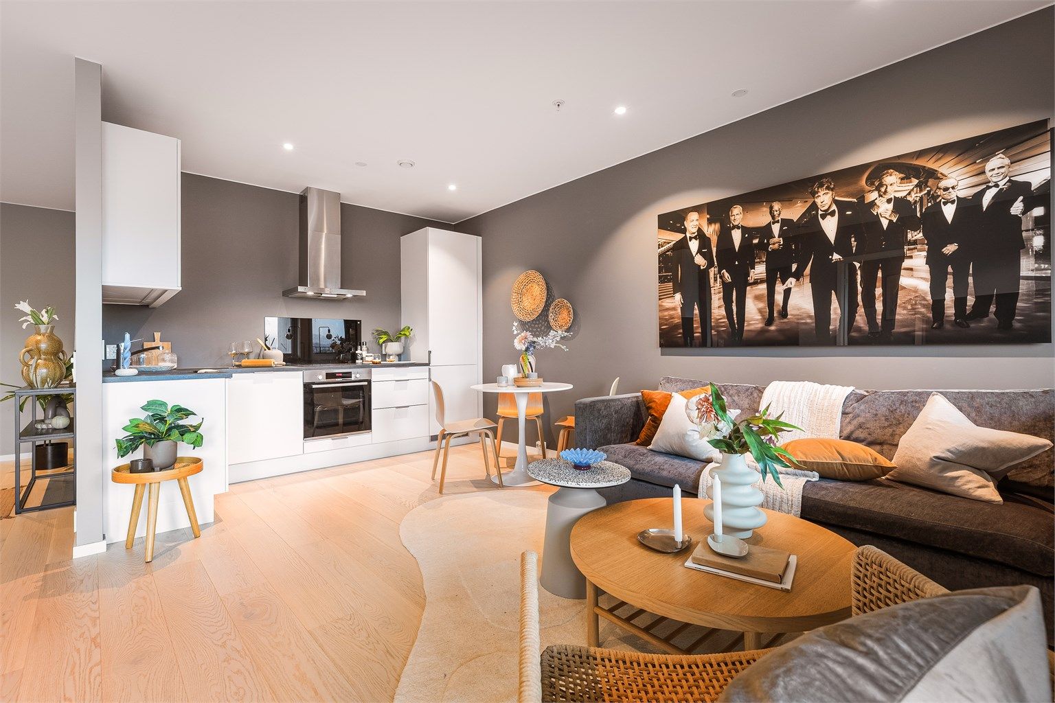 - Leiligheten er også utstyrt med sprinkler og dimmbare downlights i himling -