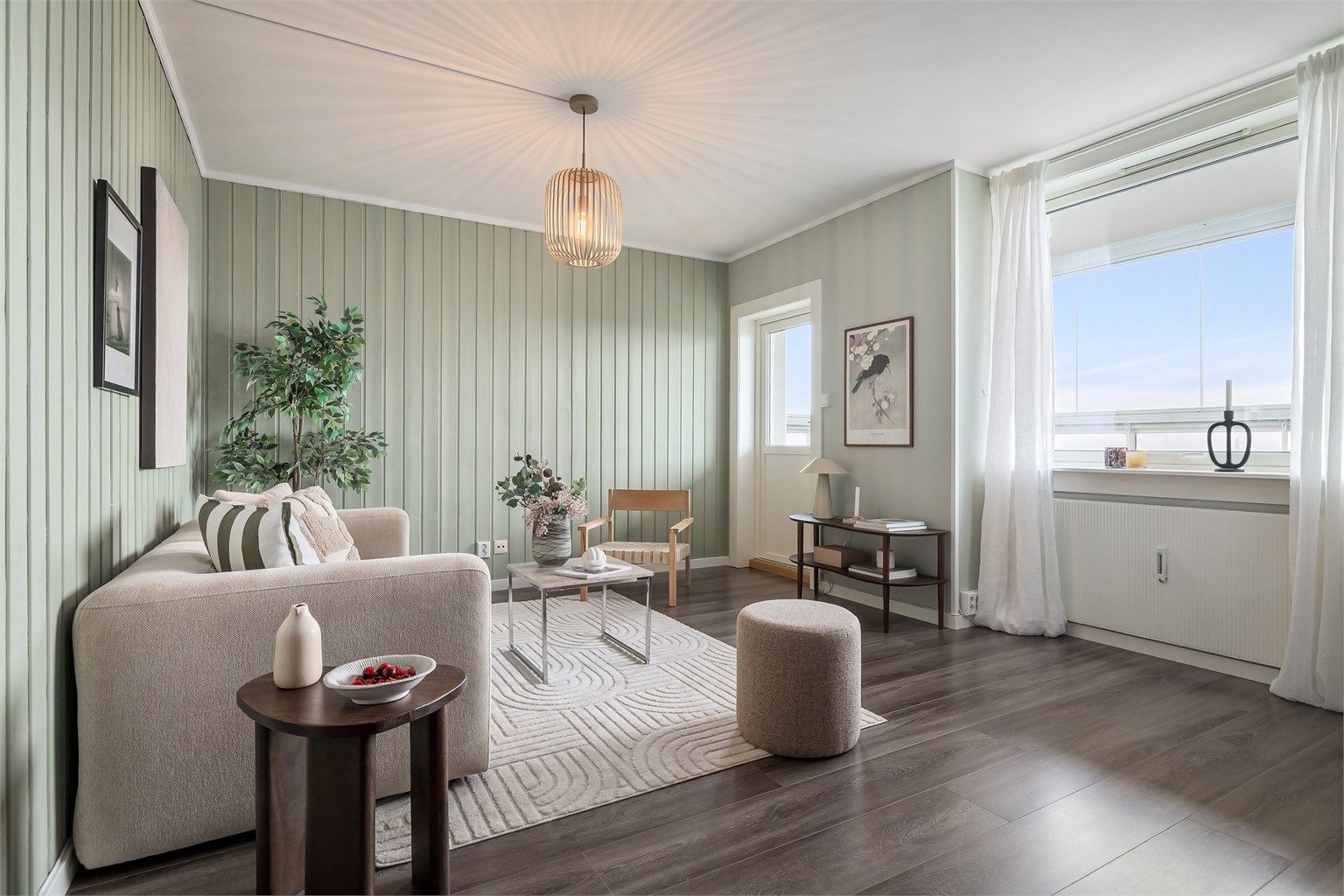 Fra stuen har man adgang til en flott balkong med fin utsikt.