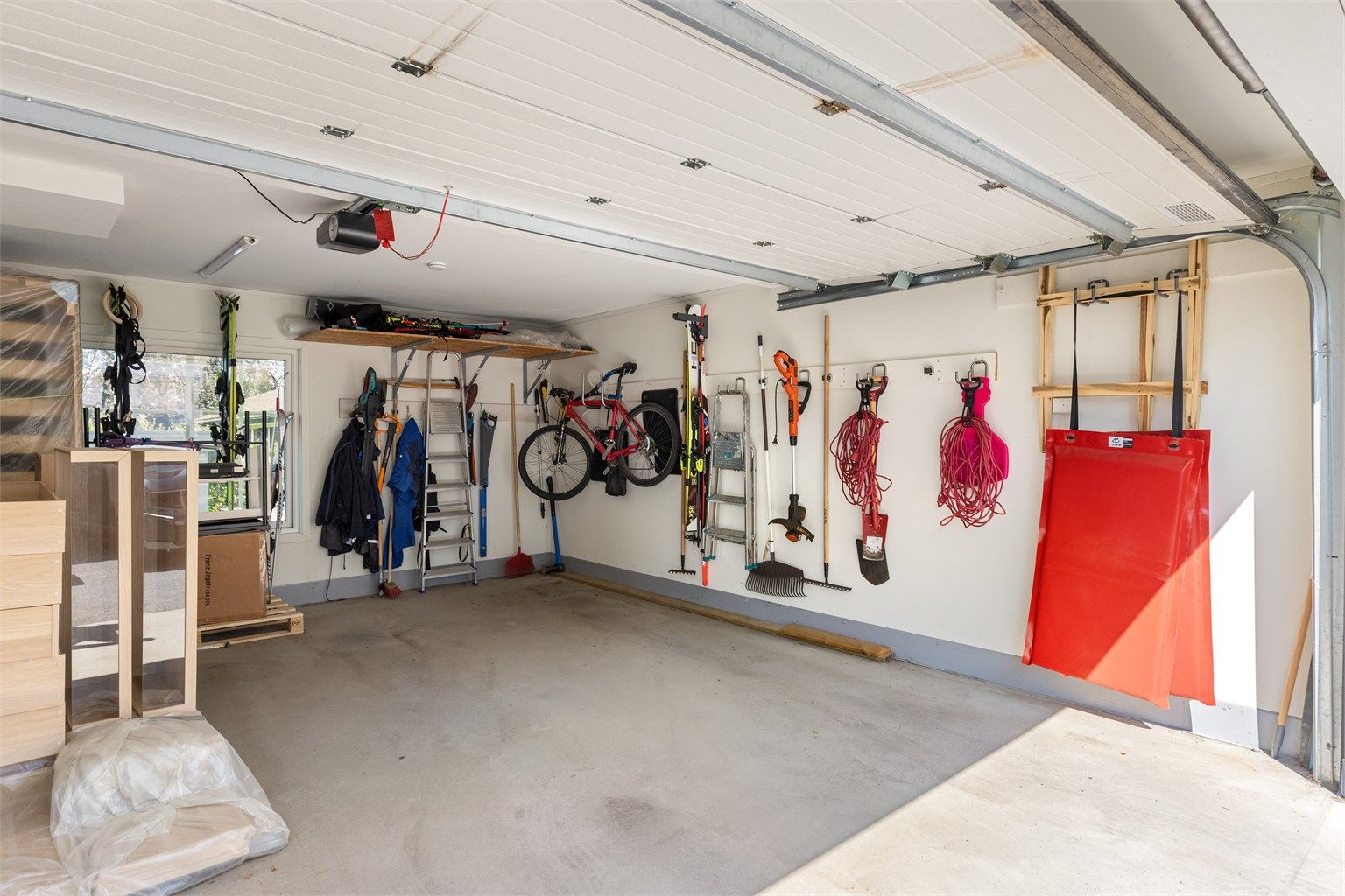Garasjen har god plass til lagring av hageredskaper, sportsutstyr o.l.