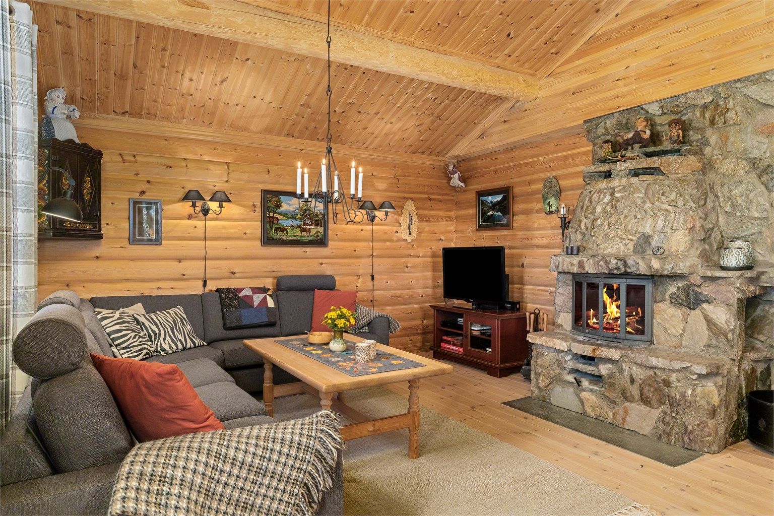 Gjennomgående bruk av panel på vegger og i himling skaper en lun atmosfære.