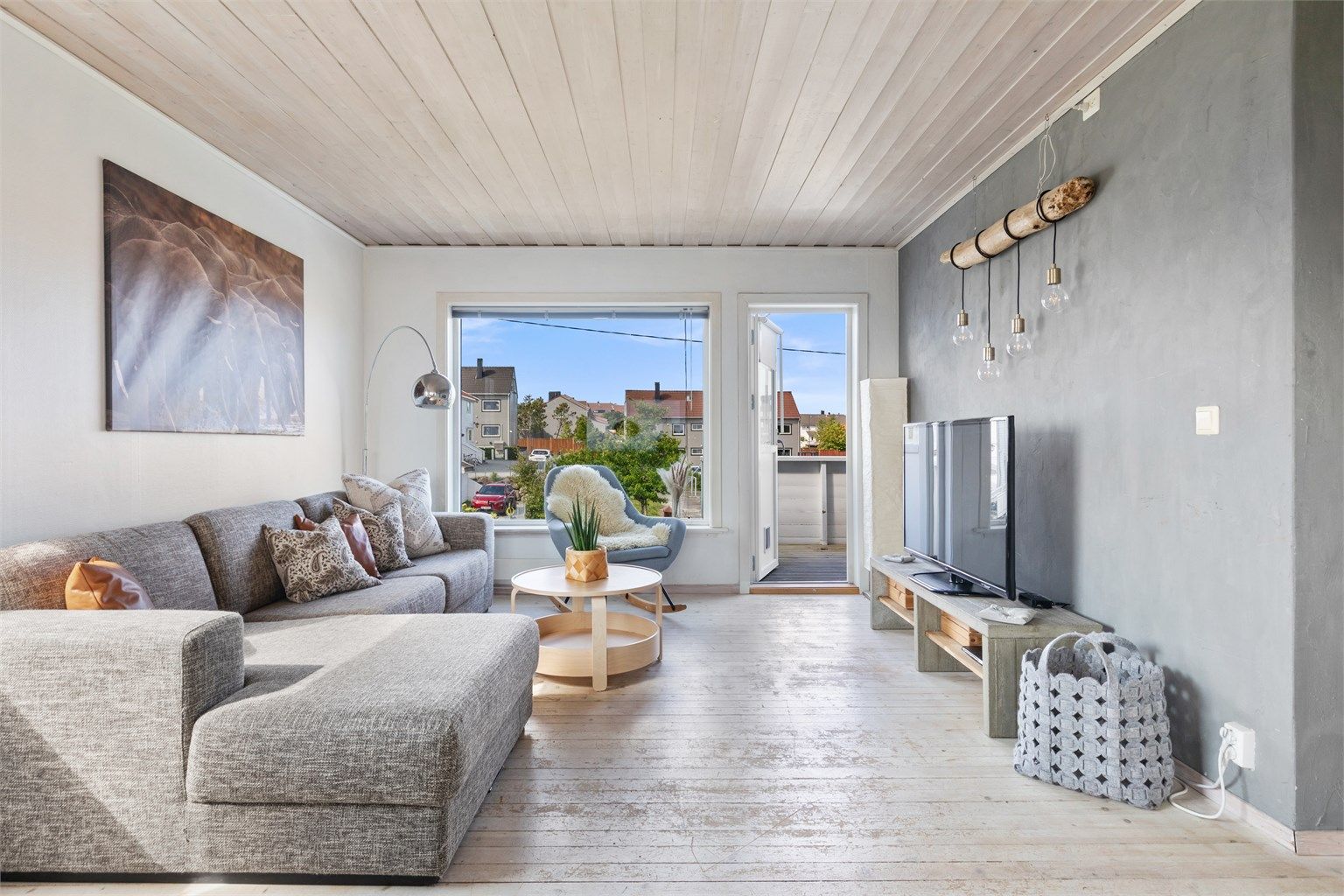 Fra stuen har du også utgang til en romslig sør-vestvendt balkong med svært gode solforhold. 