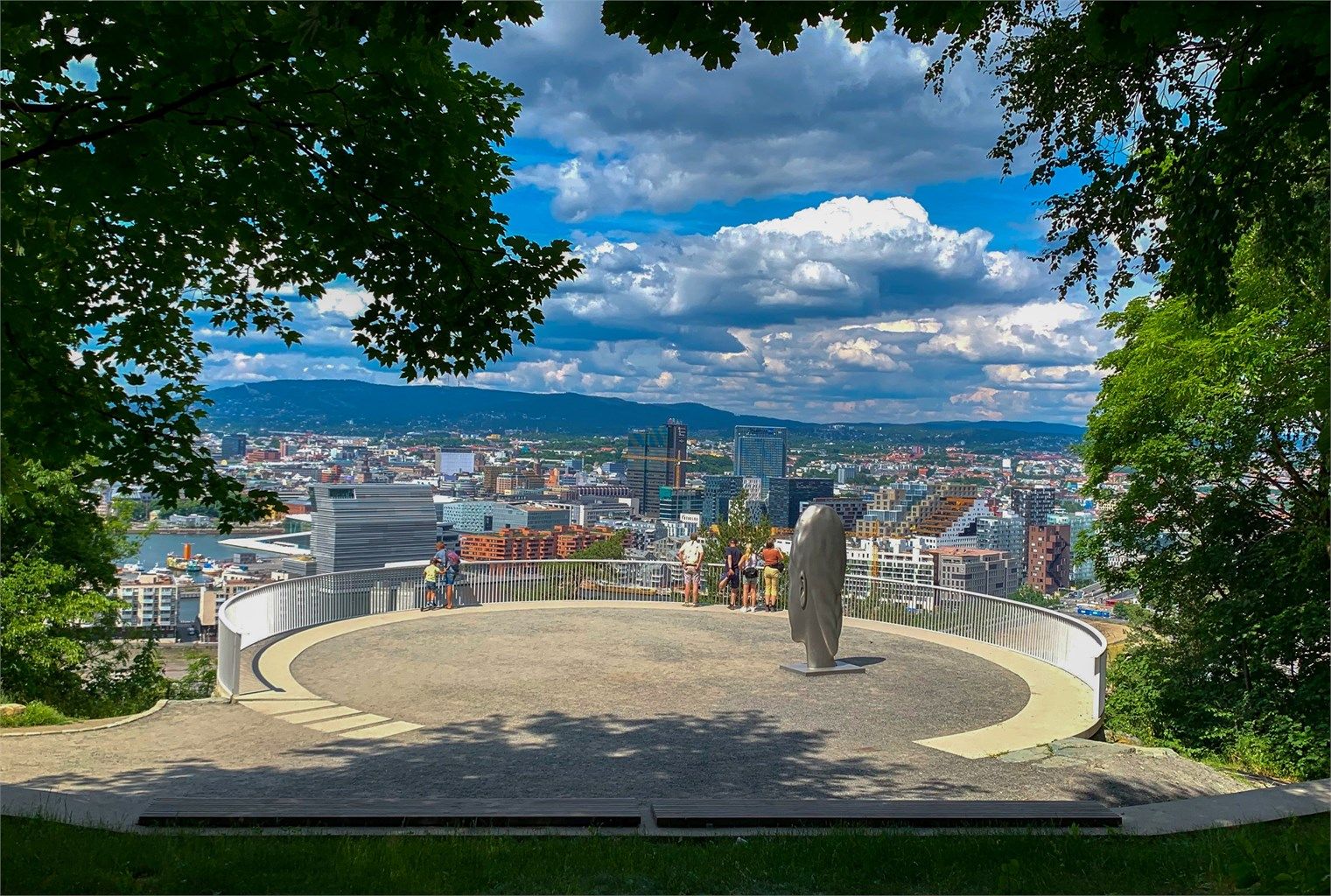 Ekebergparken, med skulpturer og turstier, starter nærmest rett utenfor døren.