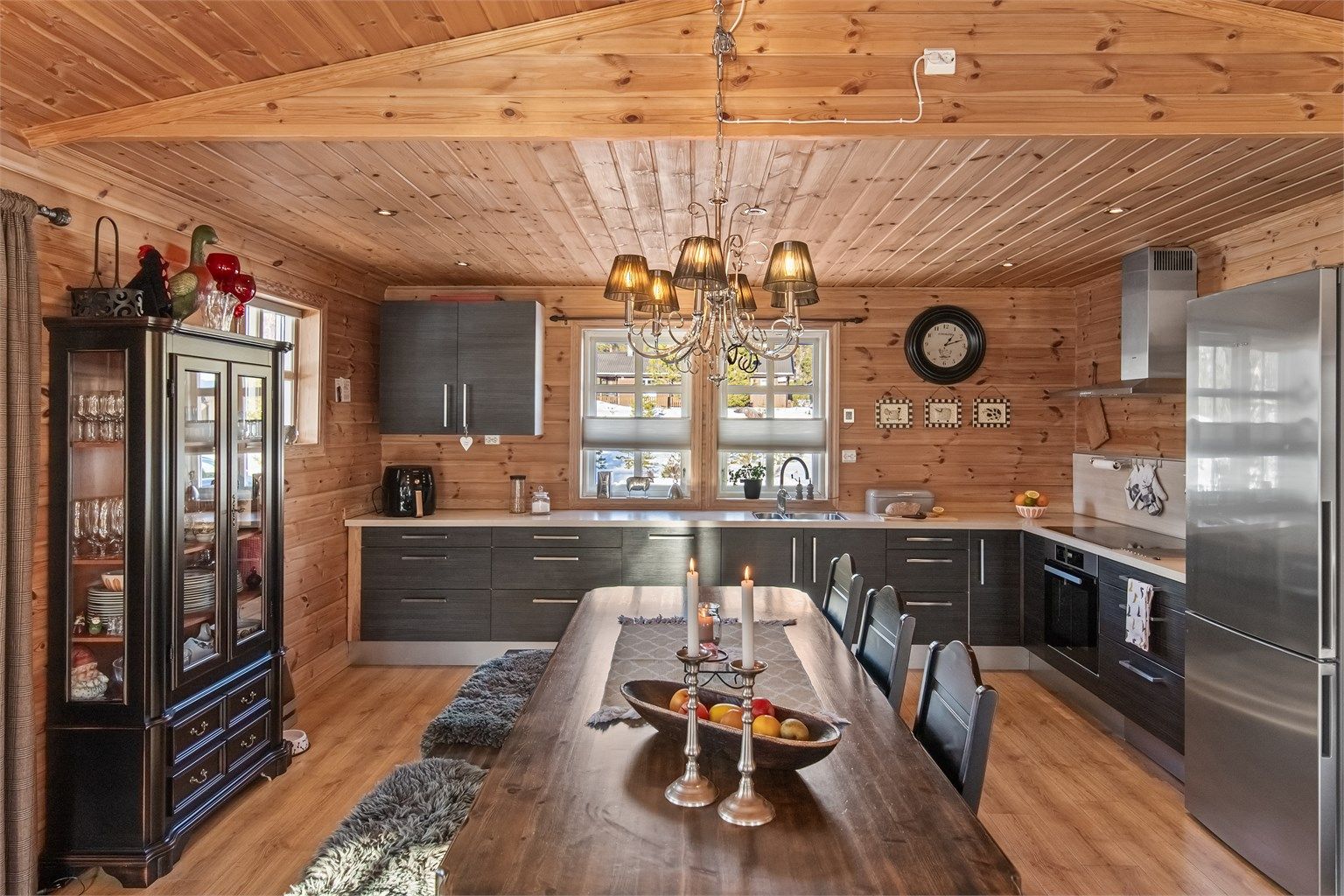 Stort og deilig kjøkken fra HTH med integrerte hvitevarer