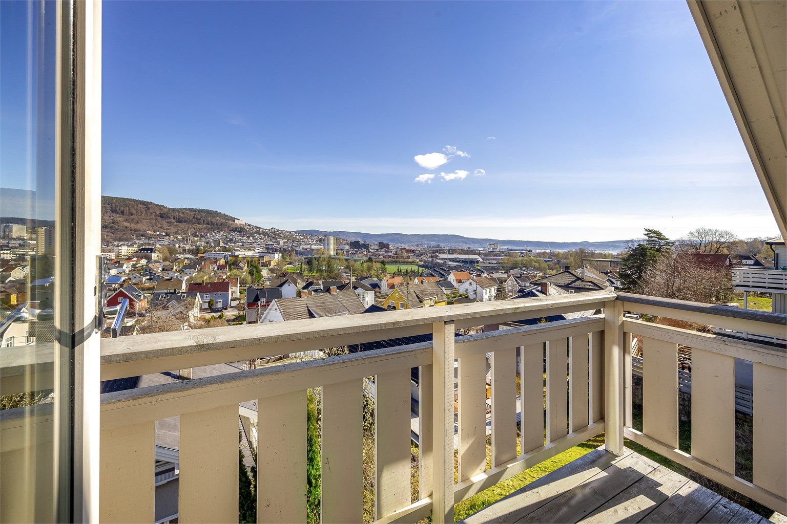Balkongen på loftet er en fin plass for en morgenkaffe med utsikt over nabolaget.