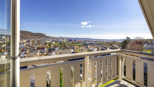 Balkongen på loftet er en fin plass for en morgenkaffe med utsikt over nabolaget.