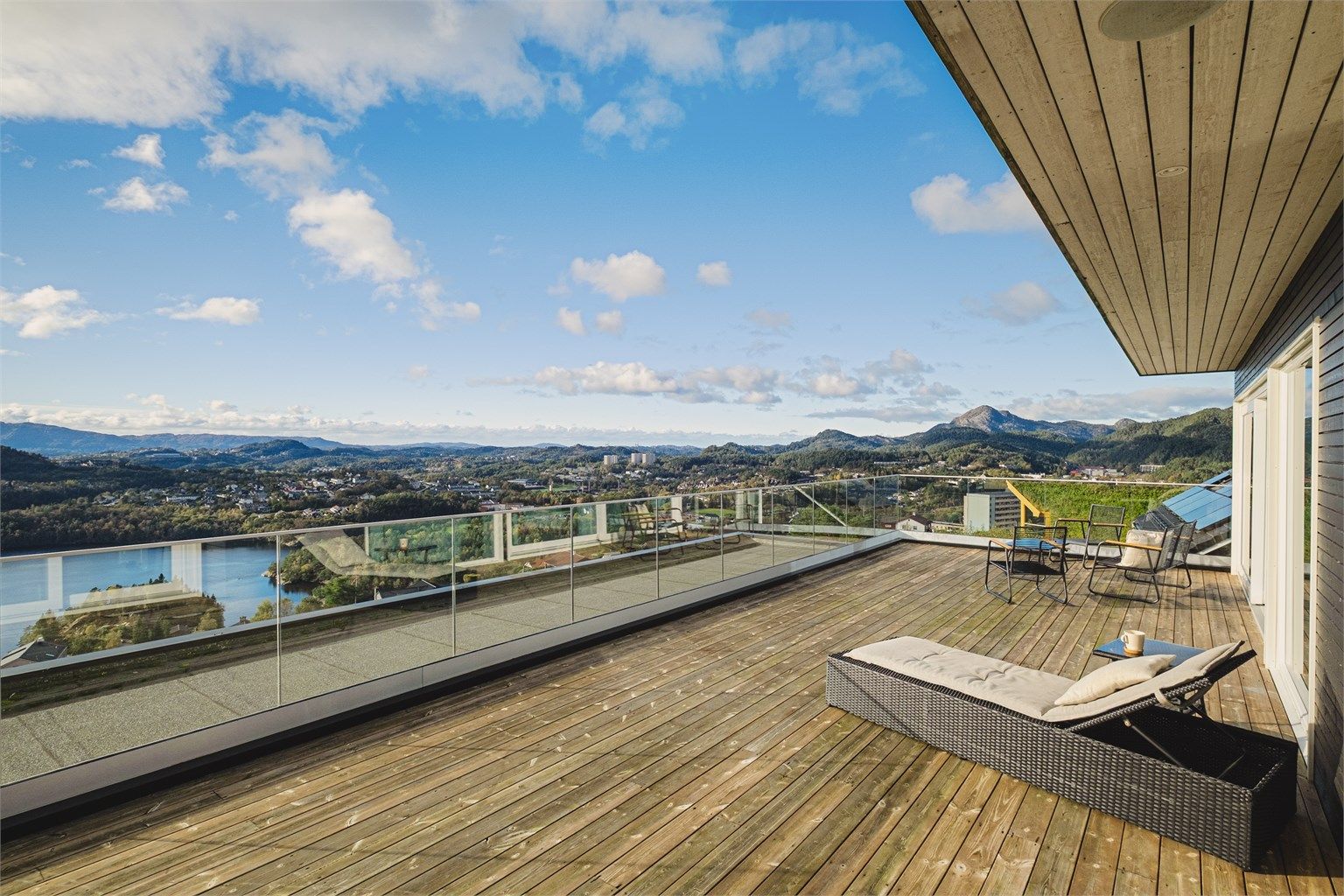 En fantastisk spennende eiendom hvor samtlige boenheter har store vindusflater med direkte utgang til solrike uteplasser med en vidstrakt panoramautsikt.
Foto: Herr Fotograf