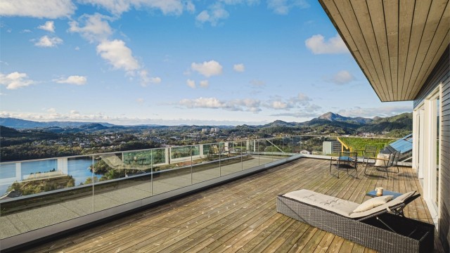 En fantastisk spennende eiendom hvor samtlige boenheter har store vindusflater med direkte utgang til solrike uteplasser med en vidstrakt panoramautsikt.
Foto: Herr Fotograf