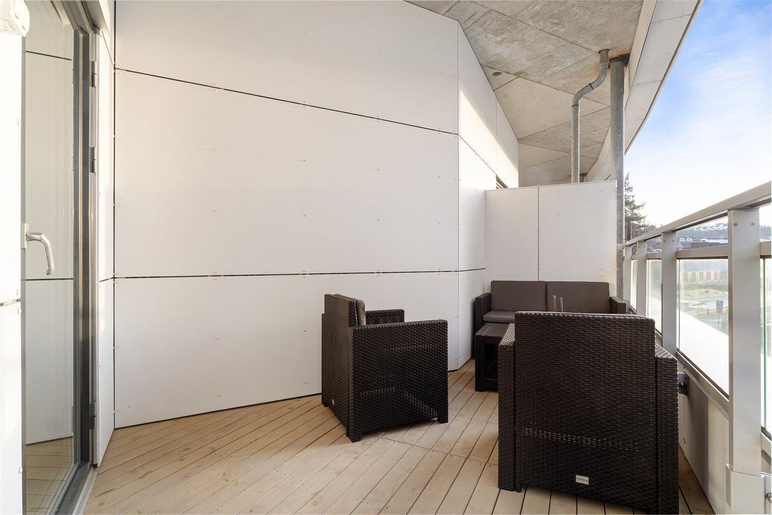 Praktisk med overbygget tak og rekkverk med glass