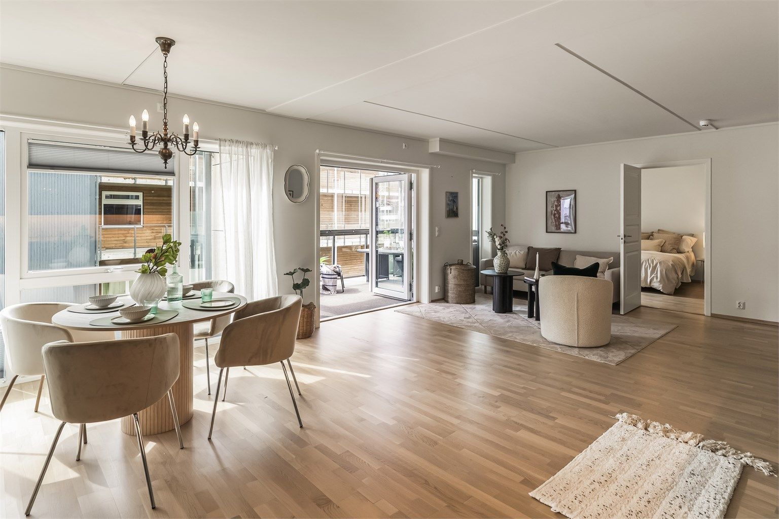 Store vindusflater og en åpen løsning bidrar til en lys og romslig følelse.