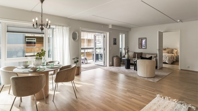 Store vindusflater og en åpen løsning bidrar til en lys og romslig følelse.