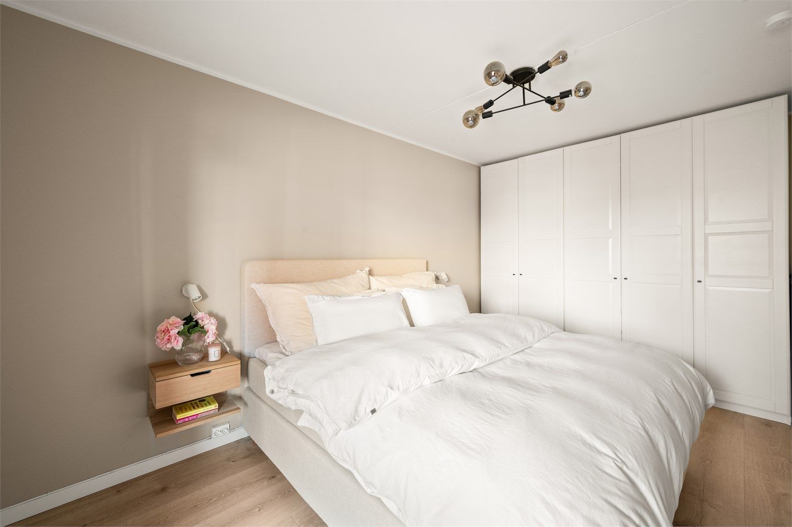 Det er rikelig med oppbevaringsplass i et romslig garderobeskap. 